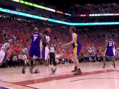 Amar'e Stoudemire drives baseline and throws down a facial o