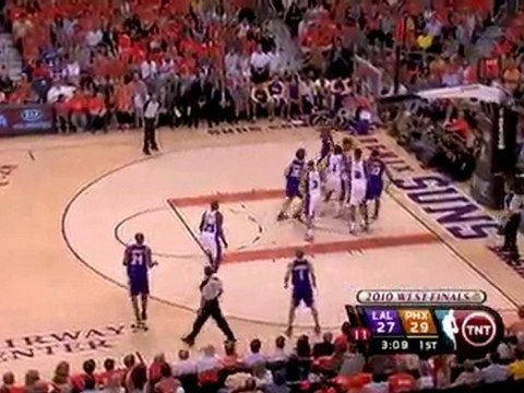 Amar'e Stoudemire swats away Lamar Odom's shot for his 2nd b