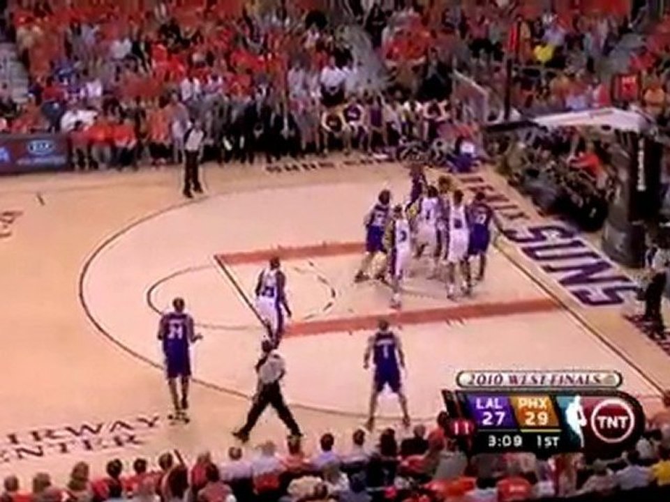 Amar'e Stoudemire swats away Lamar Odom's shot for his 2nd b