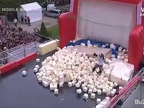 Taïg Khris saute de la tour eiffel