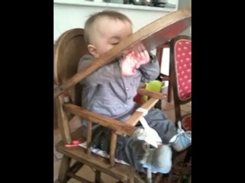 Jules découvre la chaise haute