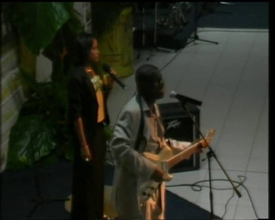 Les chantres du christ et Massamba en concert .