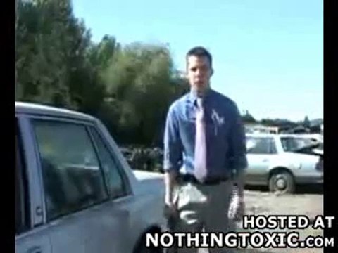 Reporter montrant un vol de voiture lol !