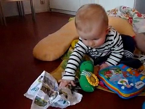 20100529 Romain lit le journal Lacanau