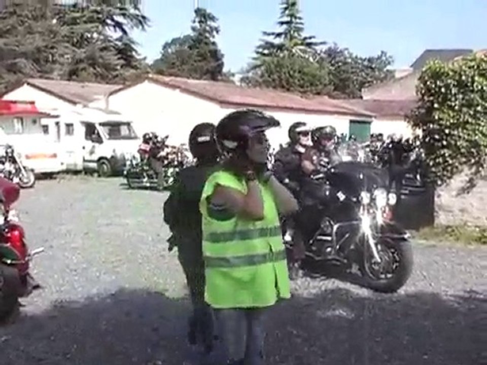 Départ des Harleys Après le Pot de l' Amitié Offert par Jean