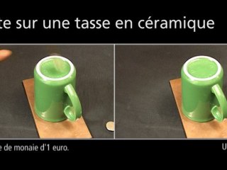 Chute d'un aimant sur une tasse en porcelaine.