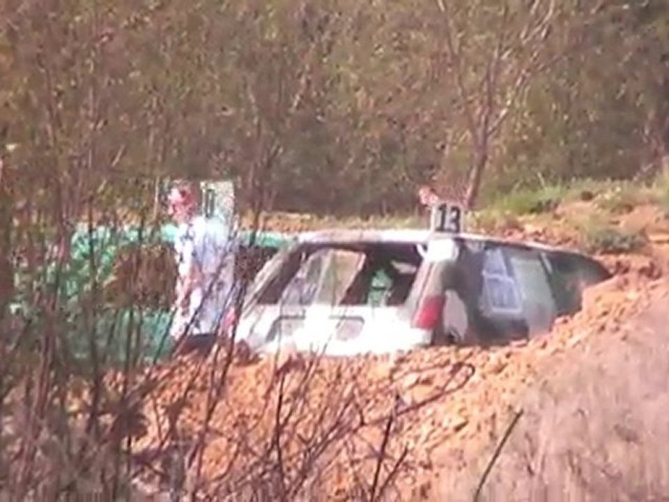 car cross les 4 pneus en l'air