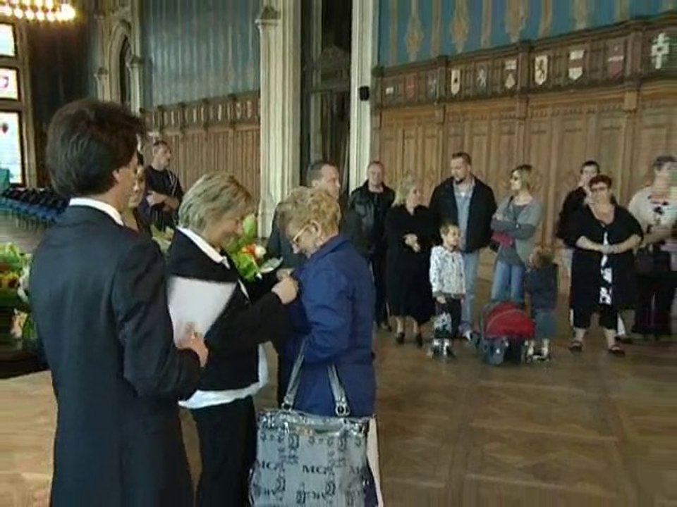 Calaisis TV : Fête des Mères: médailles et fleurs aux mamans