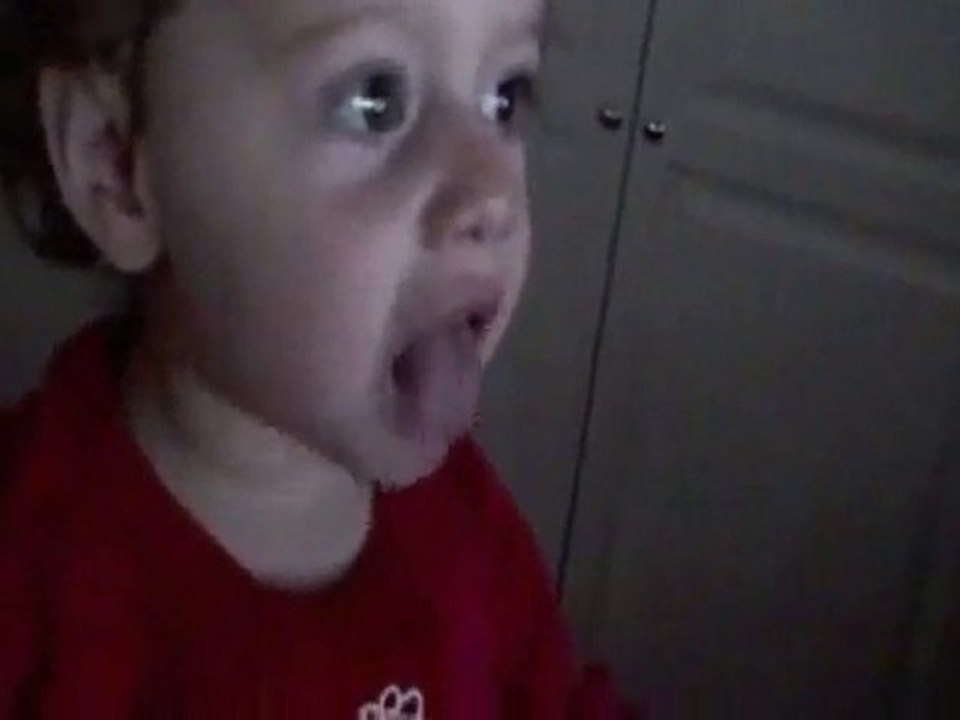 kendini izleyen bebek komik, youtubeline.com