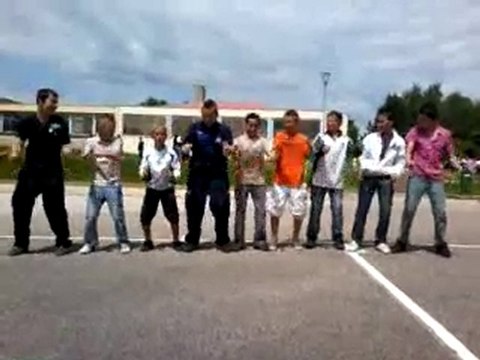 YEAAAH LES GARS QUI DANSENT !! ;) VOUS GERER DE TROP :D