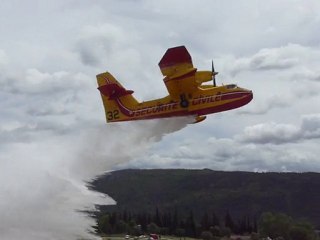 Largage du Canadair lors des JPO de Brignoles.