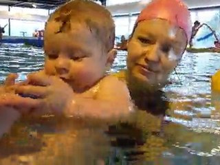 Piscine 2 Mathis j'éclabousse le caméraman