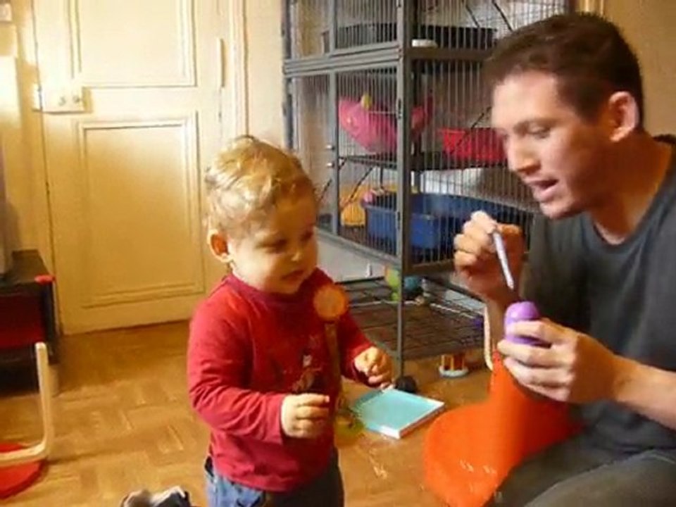Stanislas fait des bulles avec papa