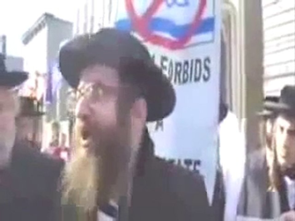 Des rabbins brule leurs passeport d'Israël