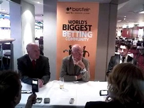 O Σερ Μπόμπι Τσάρλτον στην κάμερα του Contra.gr (1)