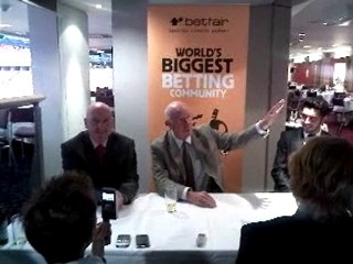 O Σερ Μπόμπι Τσάρλτον στην κάμερα του Contra.gr (2)