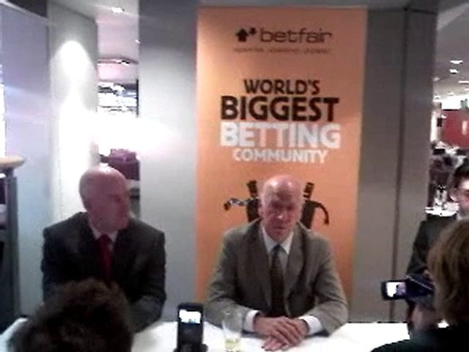 O Σερ Μπόμπι Τσάρλτον στην κάμερα του Contra.gr (3)