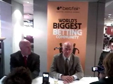 O Σερ Μπόμπι Τσάρλτον στην κάμερα του Contra.gr (3)