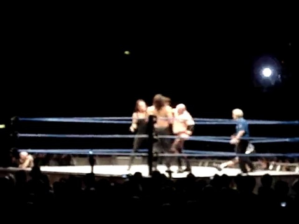 Double Chokeslam on Khali