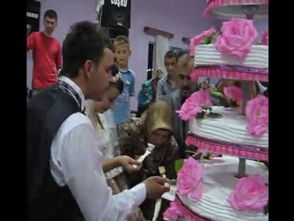 gökhan düğün pasta kesme