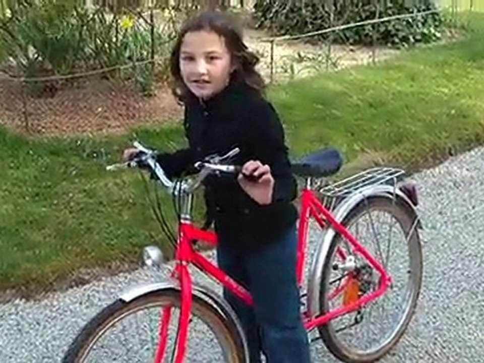 Anais fait du vélo à Amzer-zo
