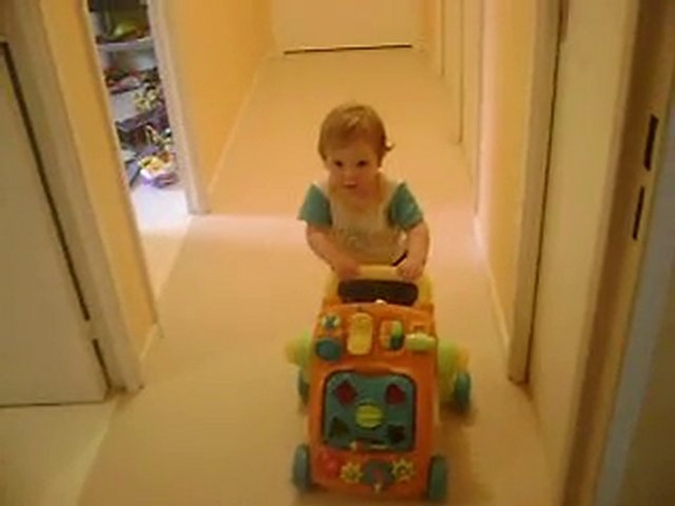 Kylian avec son trotteur