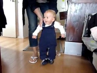 20100601 Romain fait ses premiers pas