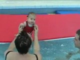 Amélia à la piscine pour la 1ère fois