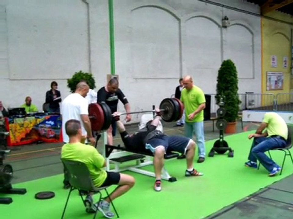 développé couché 13 x 200kg, record de France.
