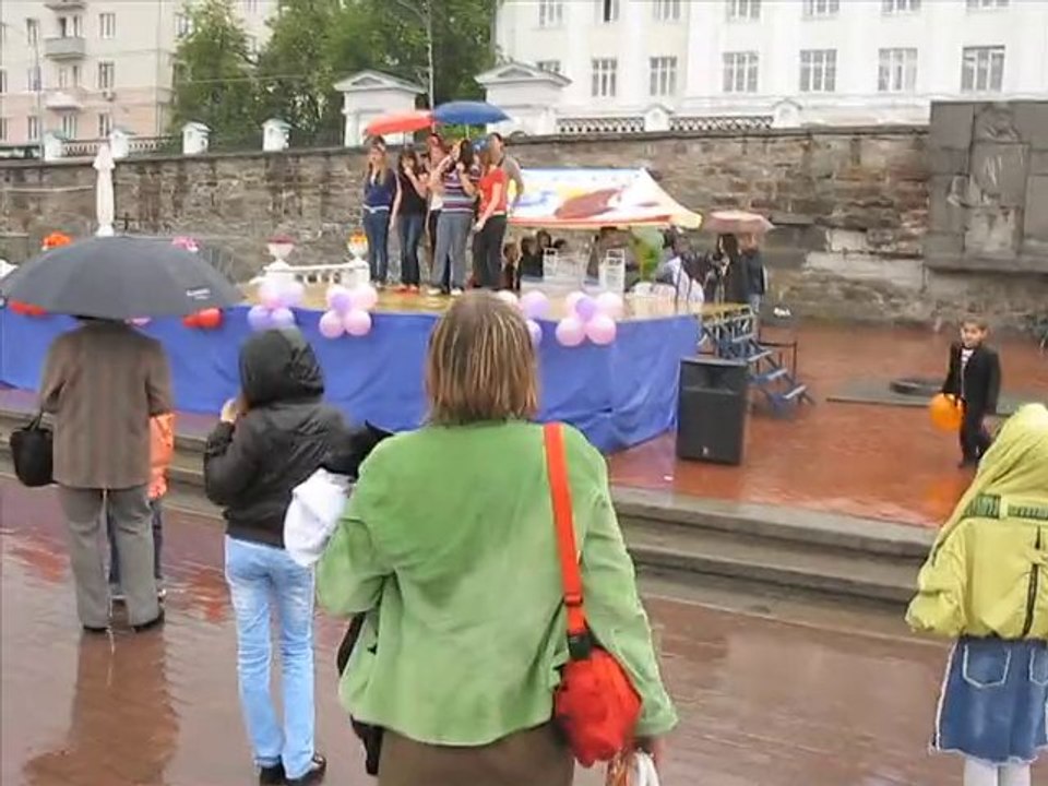 Екатеринбург: «Поющие под дождем» из серии «Городские прогул