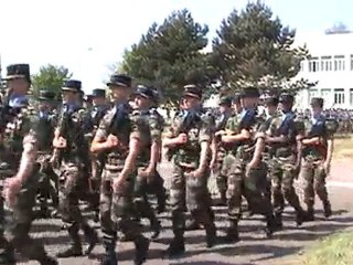 Défilé des troupes lors cérémonie de dissolution du 18° RT