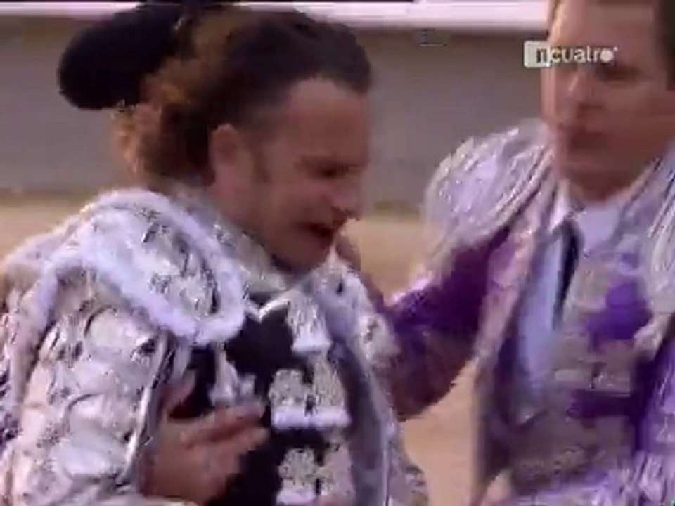 Un taureau embroche un torero par la bouche !!!