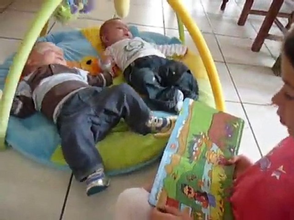 Jules et Matéo sur le tapis d'éveil !  01er juin 2010