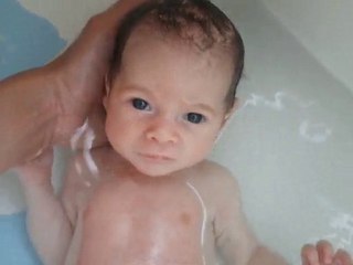 Antonin dans le bain