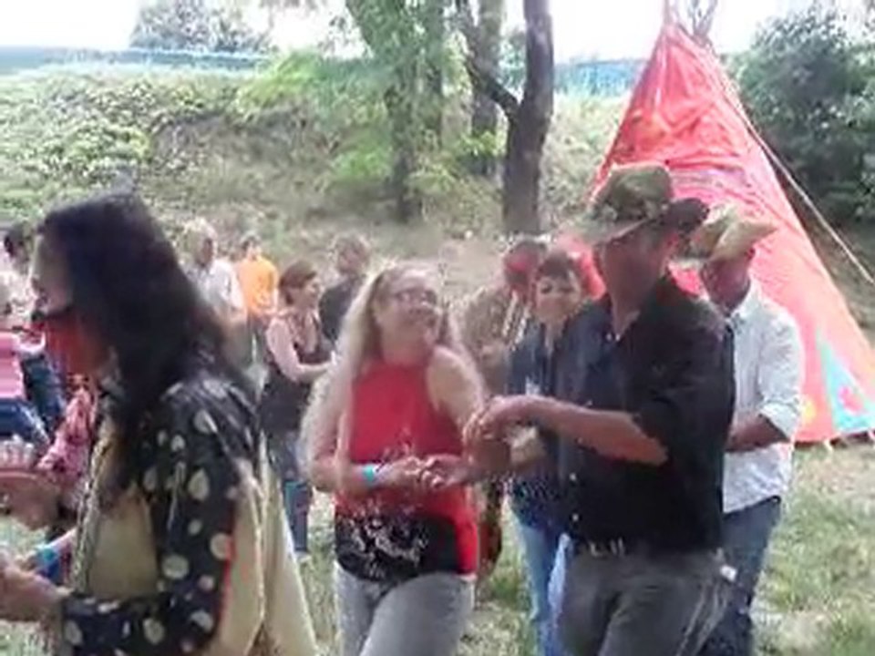 DANSE AVEC LES INDIENS DE BAGNOLS/CEZE