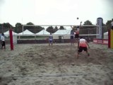 Azione spettacolare dal torneo di beach volley di Modena