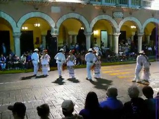 Mexico - Danses sur la place de Mérida