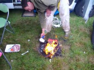 Avez vous déjà vu ? UN FESTIVALIER ALLUMER UN BARBECUE ?...
