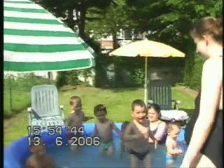 une jounée dans la piscine de  mamie le 13-06-2006