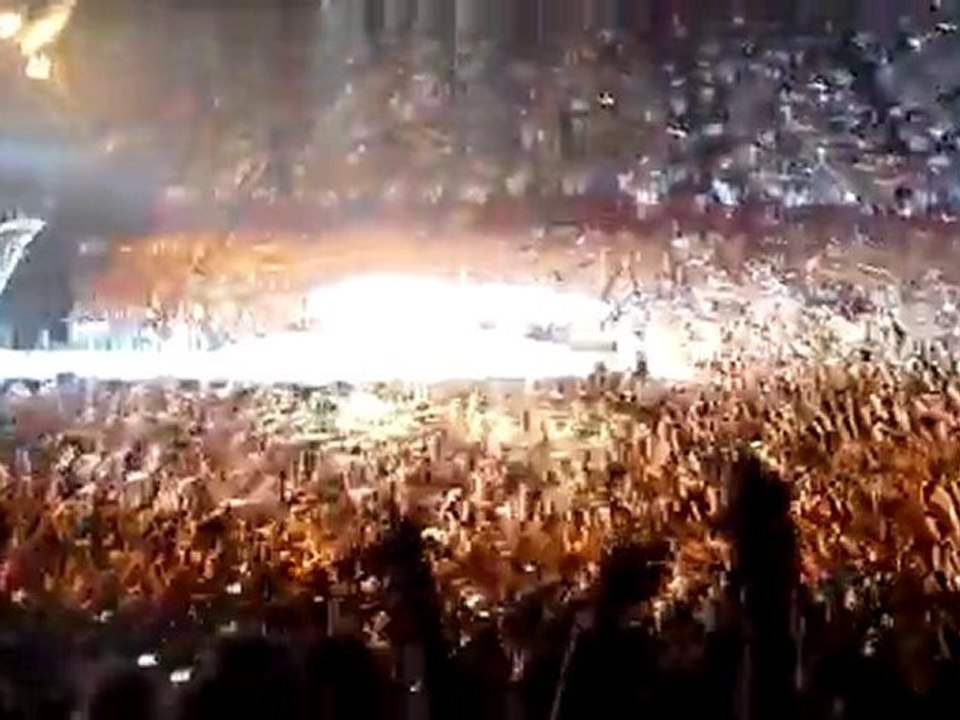 I got a feeling Black eyed peas Bercy 2010 la fosse en feu !