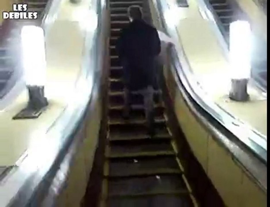 Abruti ivre se vautre dans les escalators