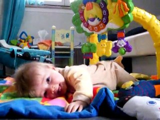 Milan essaye de ramper