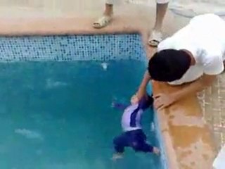 çocuğuna yüzme öğreten arap