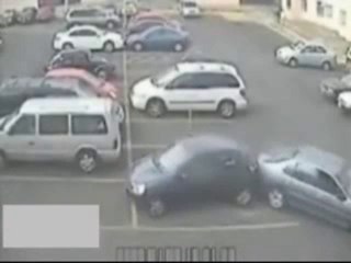 E' in ritardo e fa disastri al parcheggio
