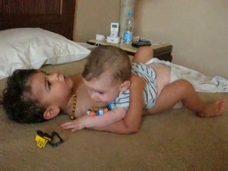 Ethan joue au cheval avec Myron