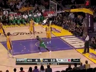Kevin Garnett hits Rajon Rondo in the paint for the easy lay