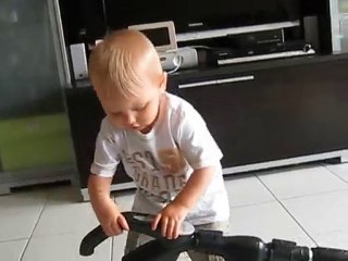 Tiago passe l'aspirateur