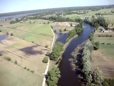 Świniary. Budowa opaski, która ma nie dopuścić wody do wyrwy
