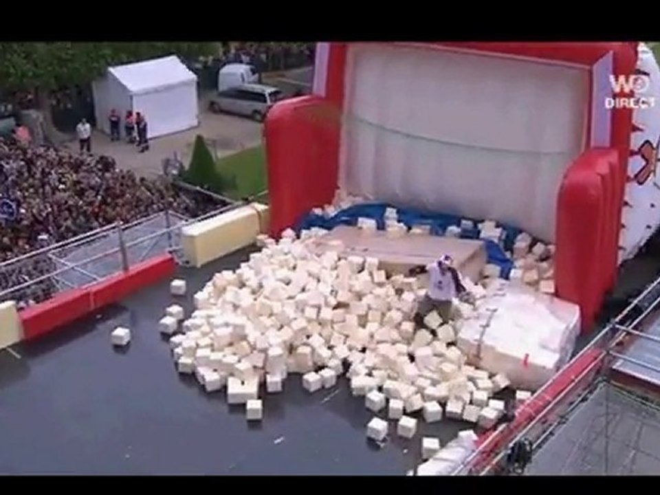 Taïg Khris saute de la Tour Eiffel en rollers.