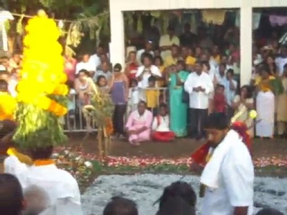 Marche sur le feu le 28/03/2010 à la Ligne Paradis.